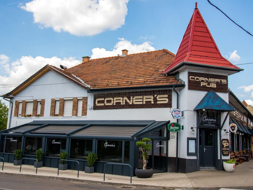 A Corner's Pub épülete a toronnyal